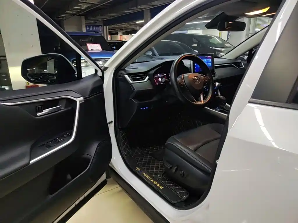 Toyota RAV4 2023 — фото 16