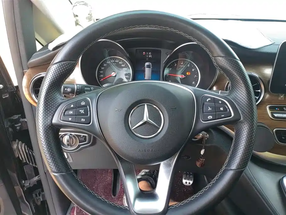 Mercedes-Benz V-Class 2022 — фото 15