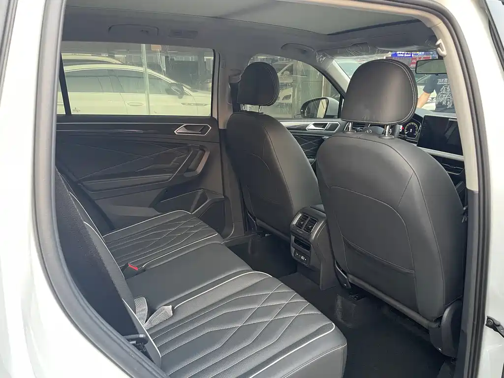 Volkswagen Tiguan L 2023 — фото 10