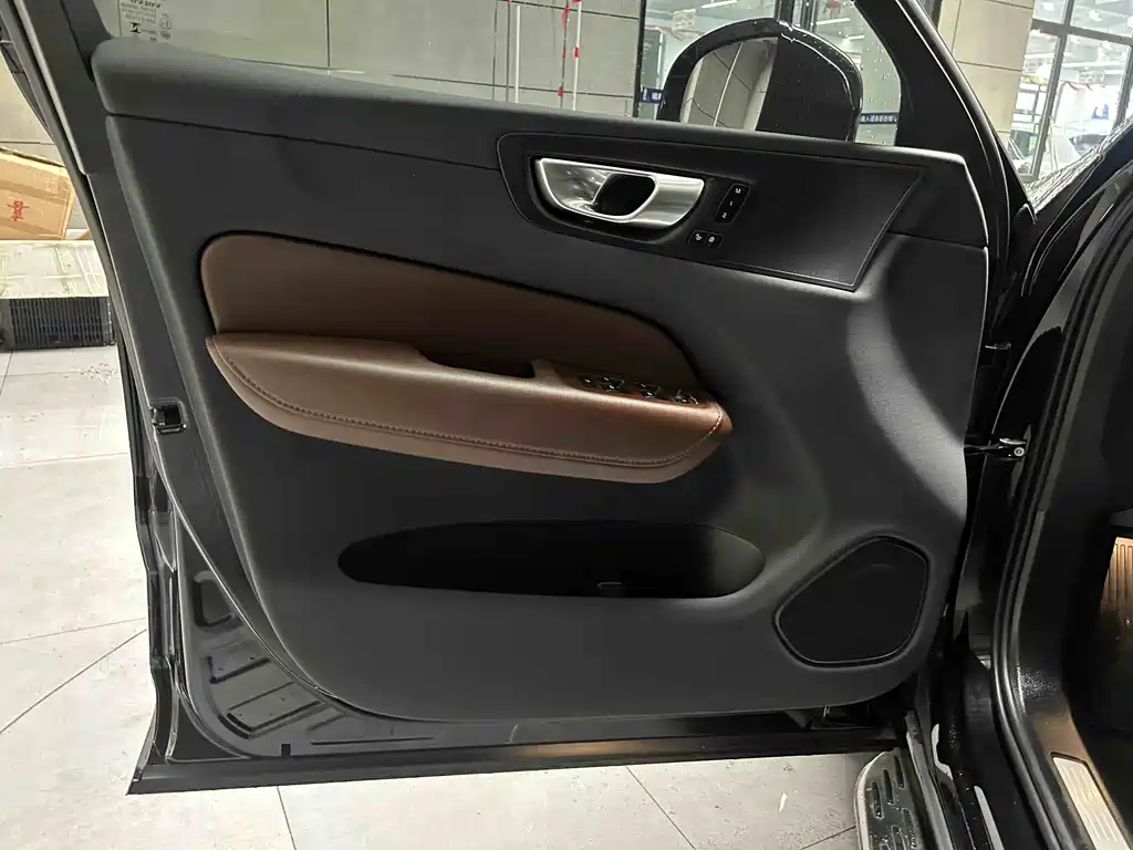 Volvo XC60 2023 — фото 8