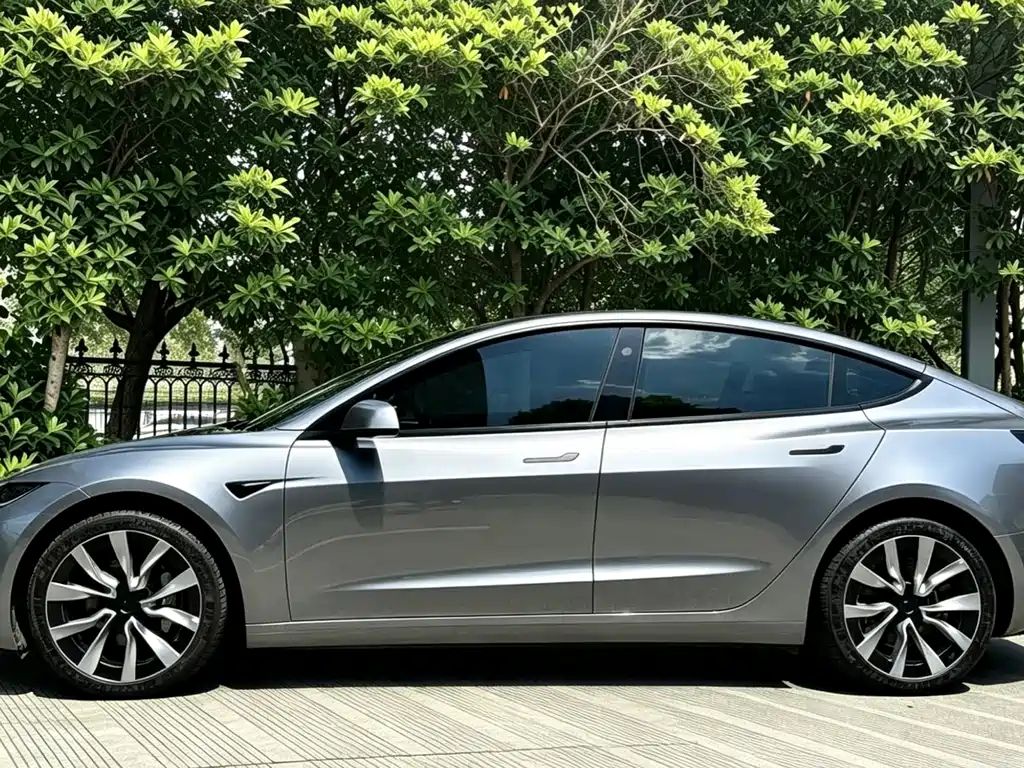 Tesla Model 3 2025 — фото 13