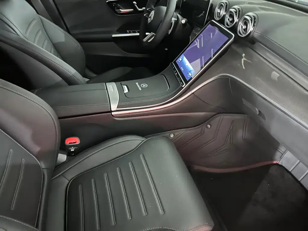 Mercedes-Benz C-Class 2025 — фото 11