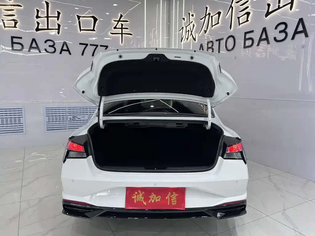 Hyundai Elantra 2023 — фото 17