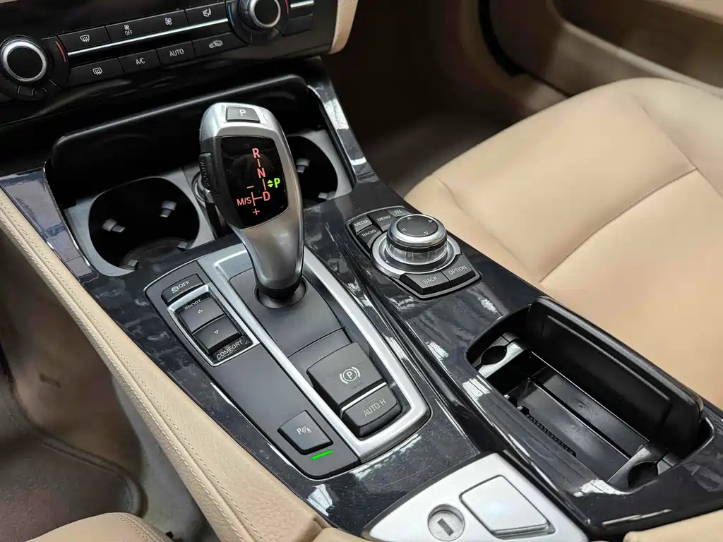 BMW 5 Series 2015 — фото 10
