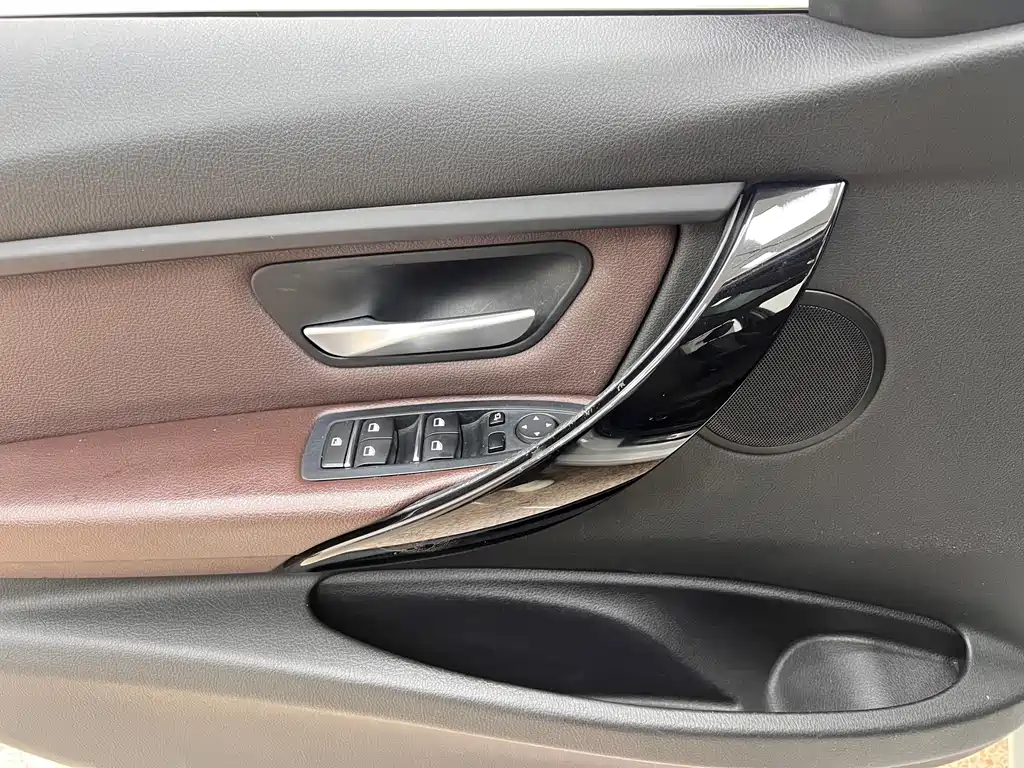 BMW 3 Series 2019 — фото 18