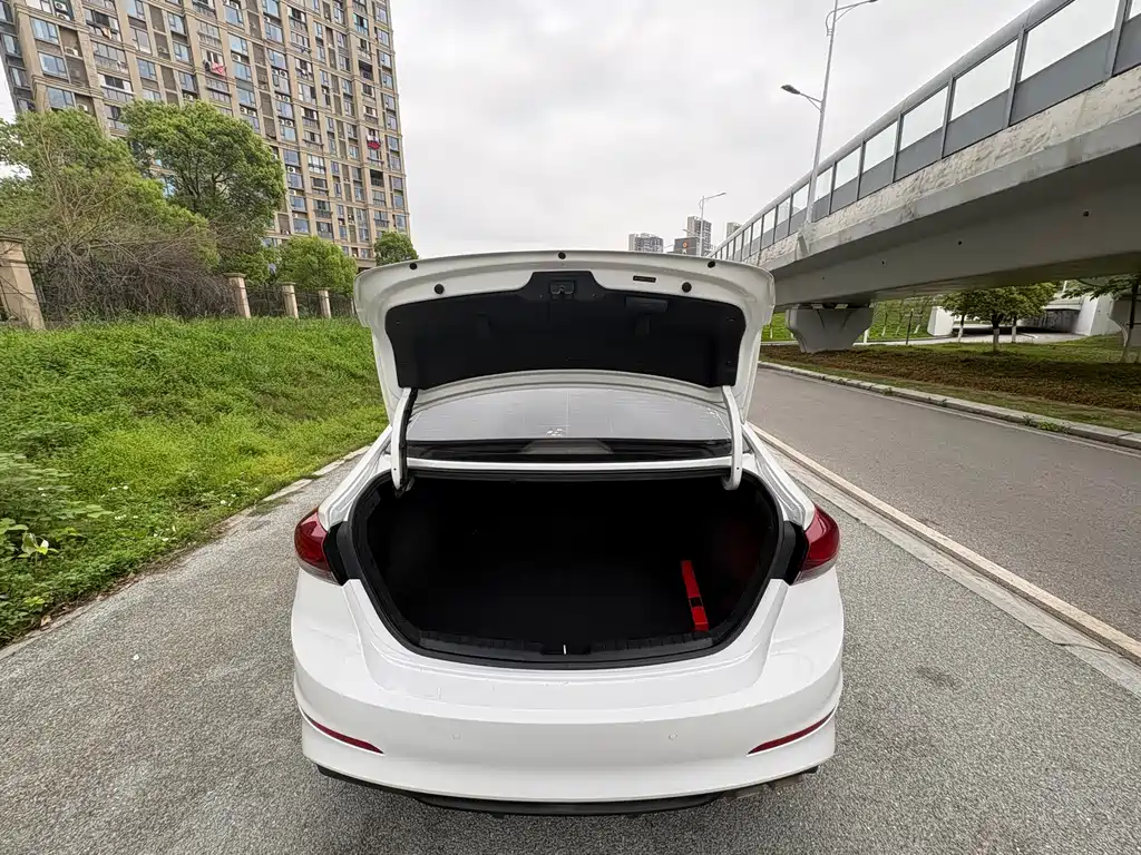 Hyundai Elantra 2018 — фото 19