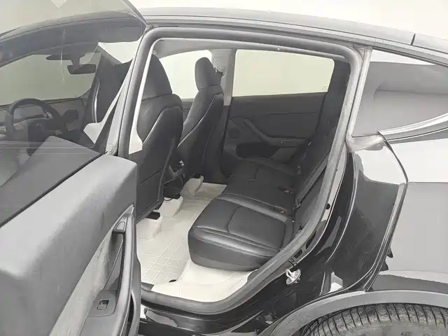 Tesla Model Y 2023 — фото 15