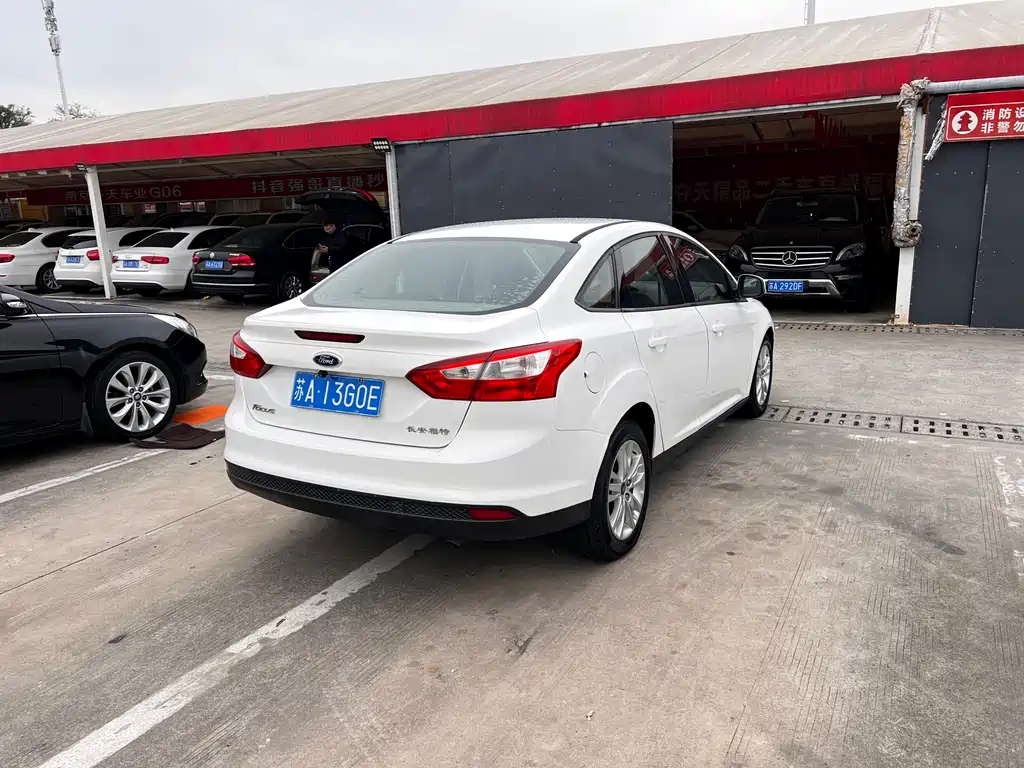 Ford Focus 2014 — фото 16