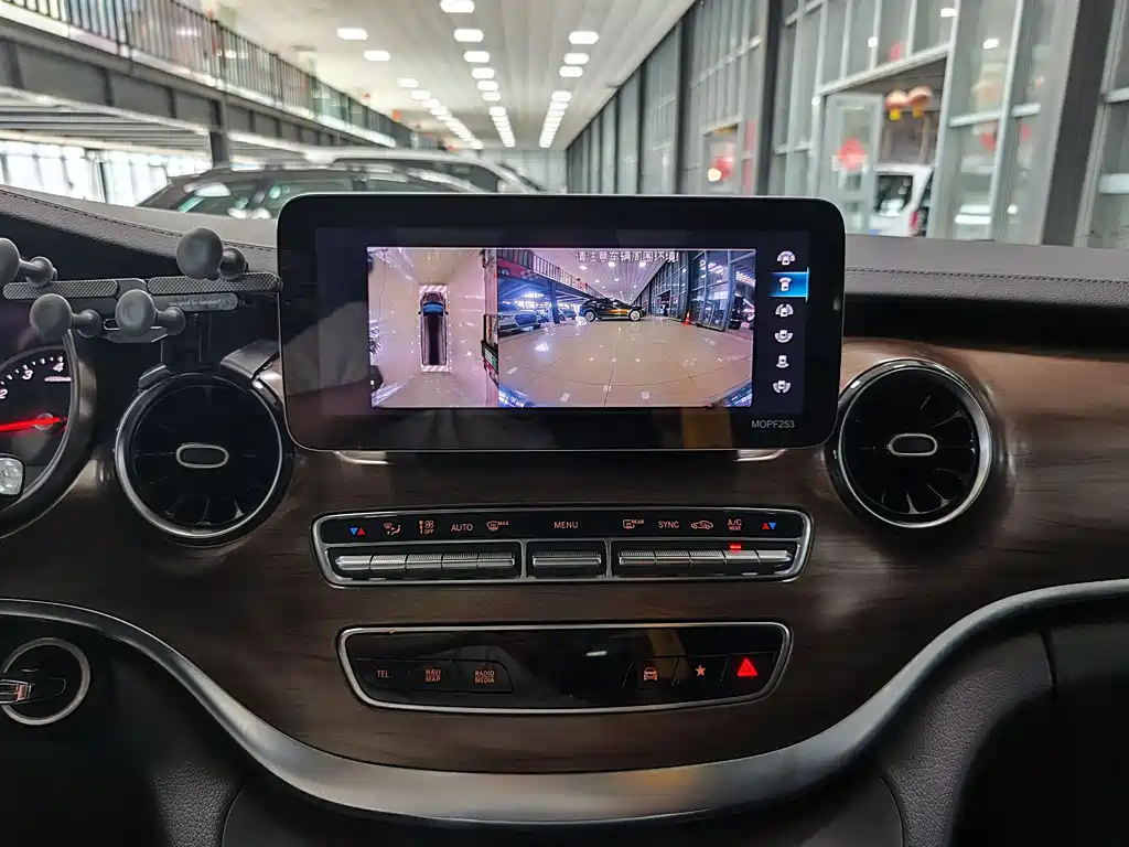 Mercedes-Benz V-Class 2022 — фото 16