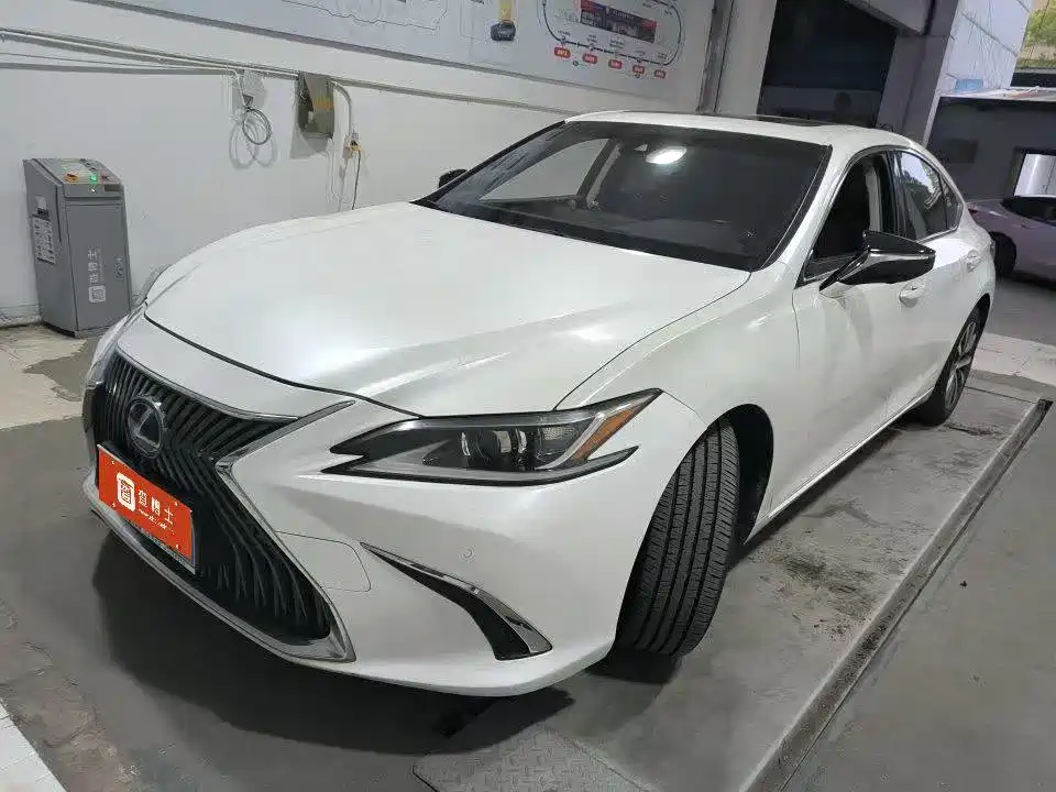Lexus ES 2019 — фото 1