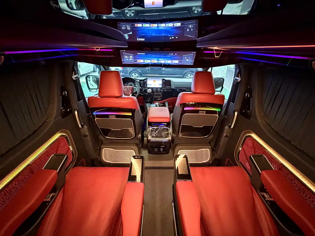 Toyota Hiace — фото 11