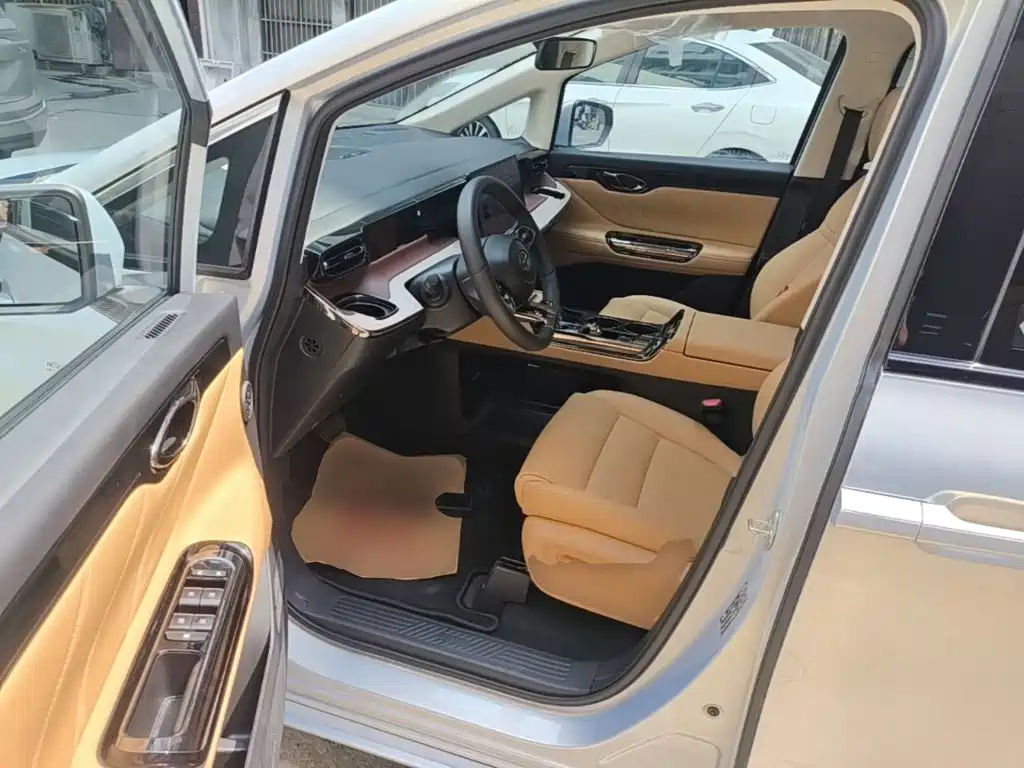 GAC Motor E8 PHEV 2025 — фото 16