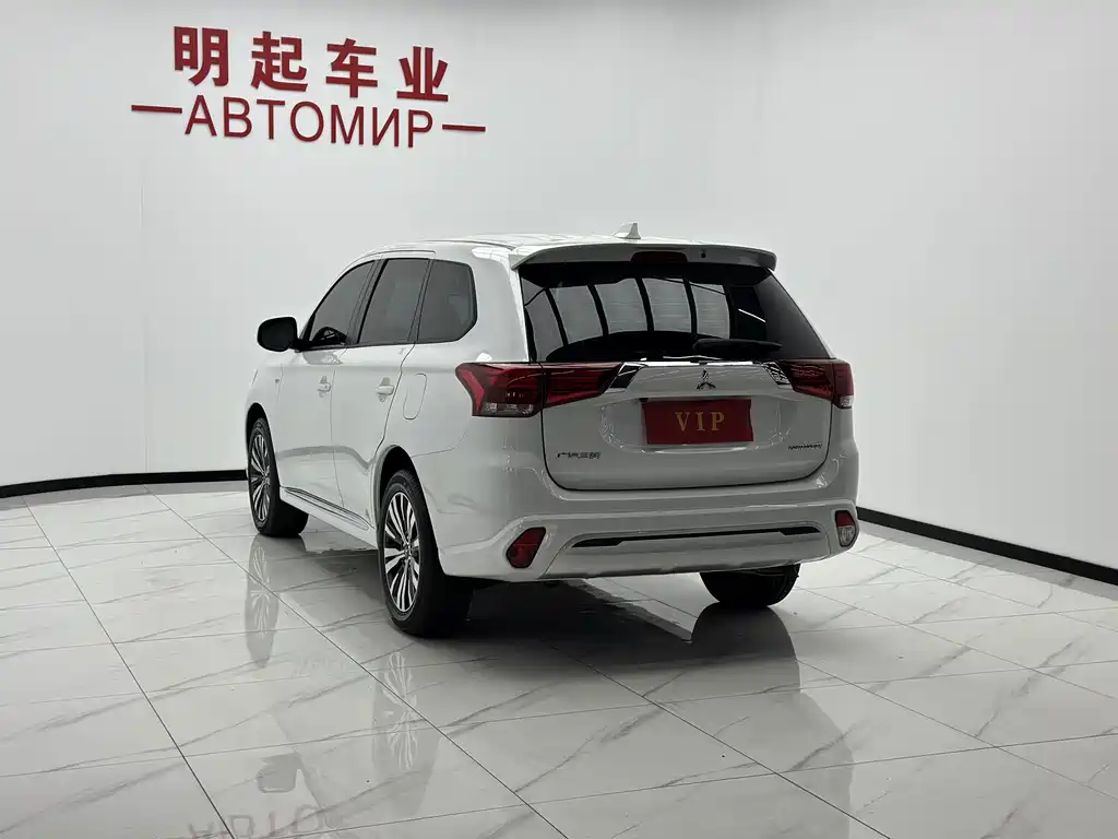 Mitsubishi Outlander 2023 — фото 8