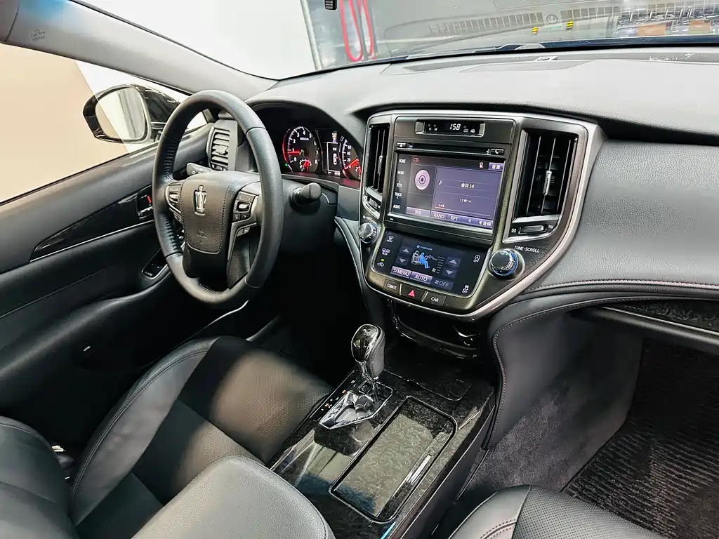 Toyota Crown 2018 — фото 14