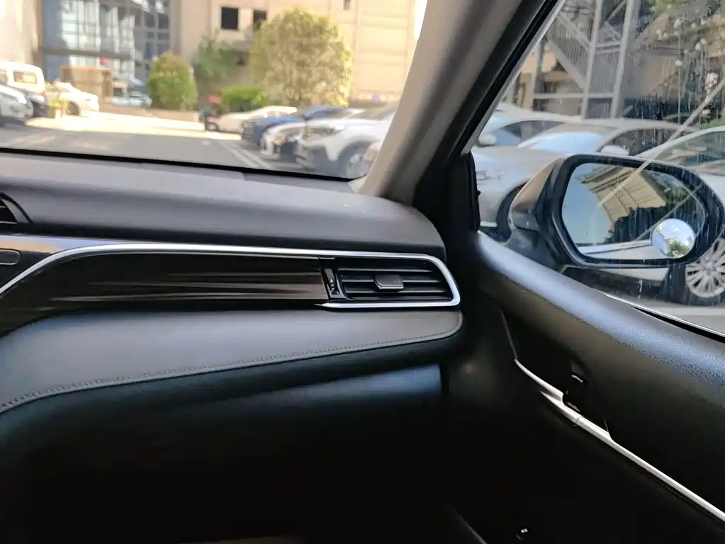 Toyota Camry 2018 — фото 11