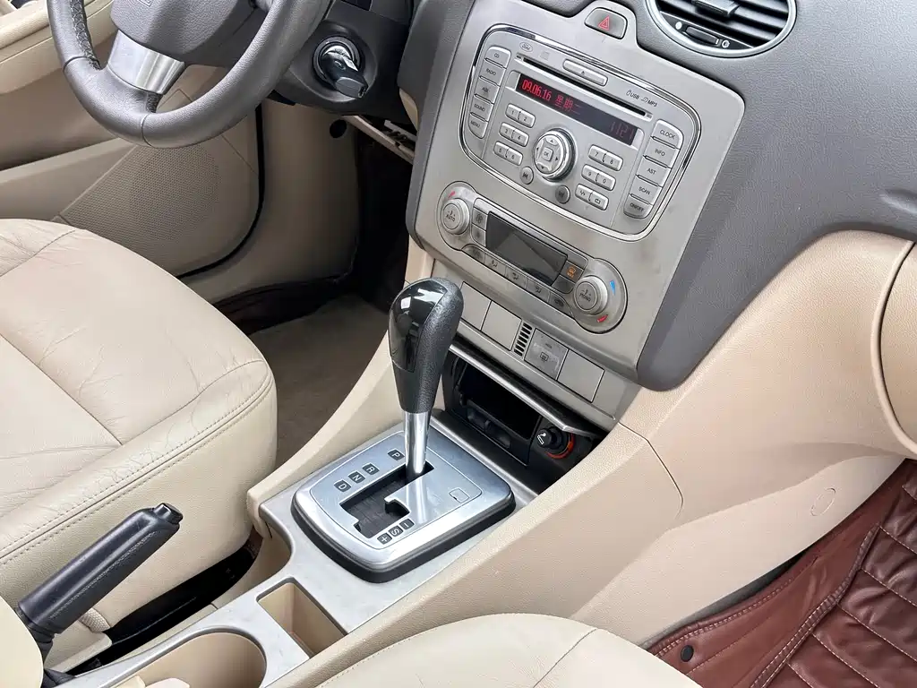 Ford Focus 2014 — фото 15
