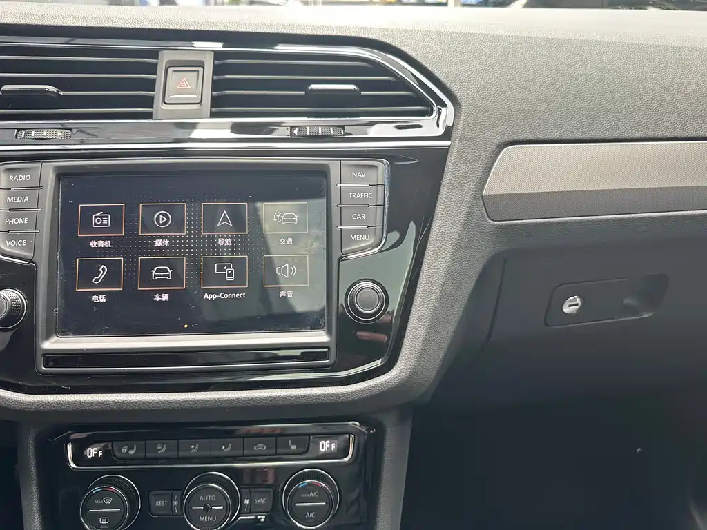 Volkswagen Tiguan L 2017 — фото 12