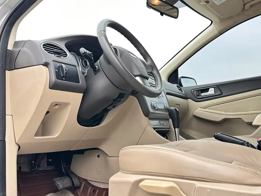Ford Focus 2014 — фото 11