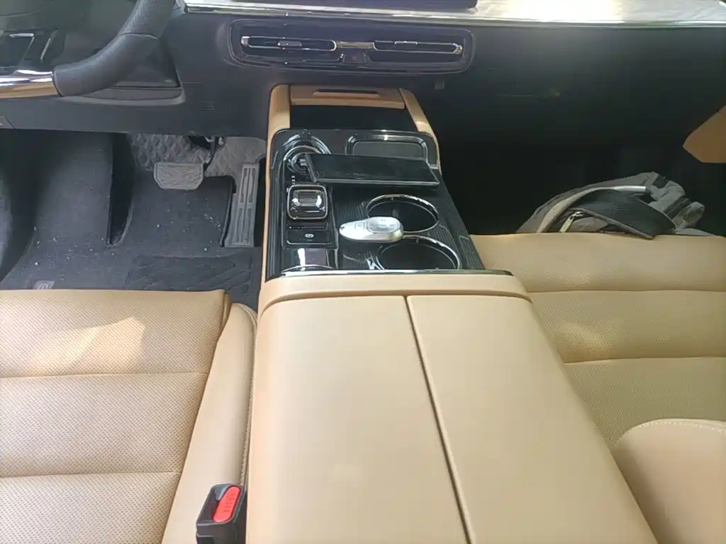 GAC Motor E8 PHEV 2024 — фото 14