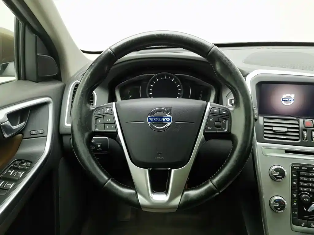 Volvo XC60 2017 — фото 11