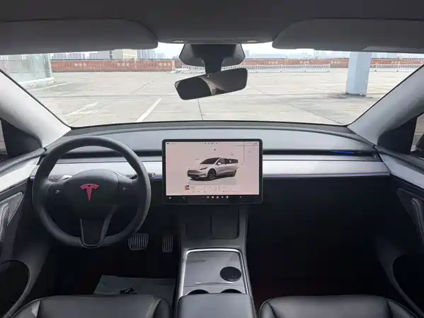 Tesla Model Y 2024