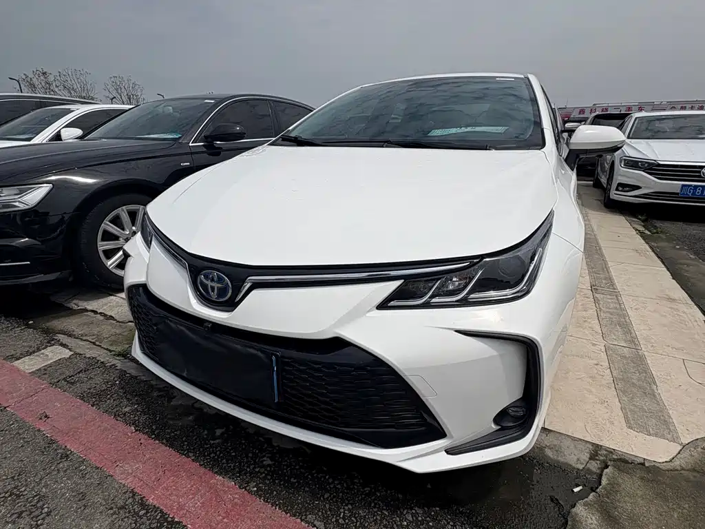 Toyota Corolla 2023 — фото 1