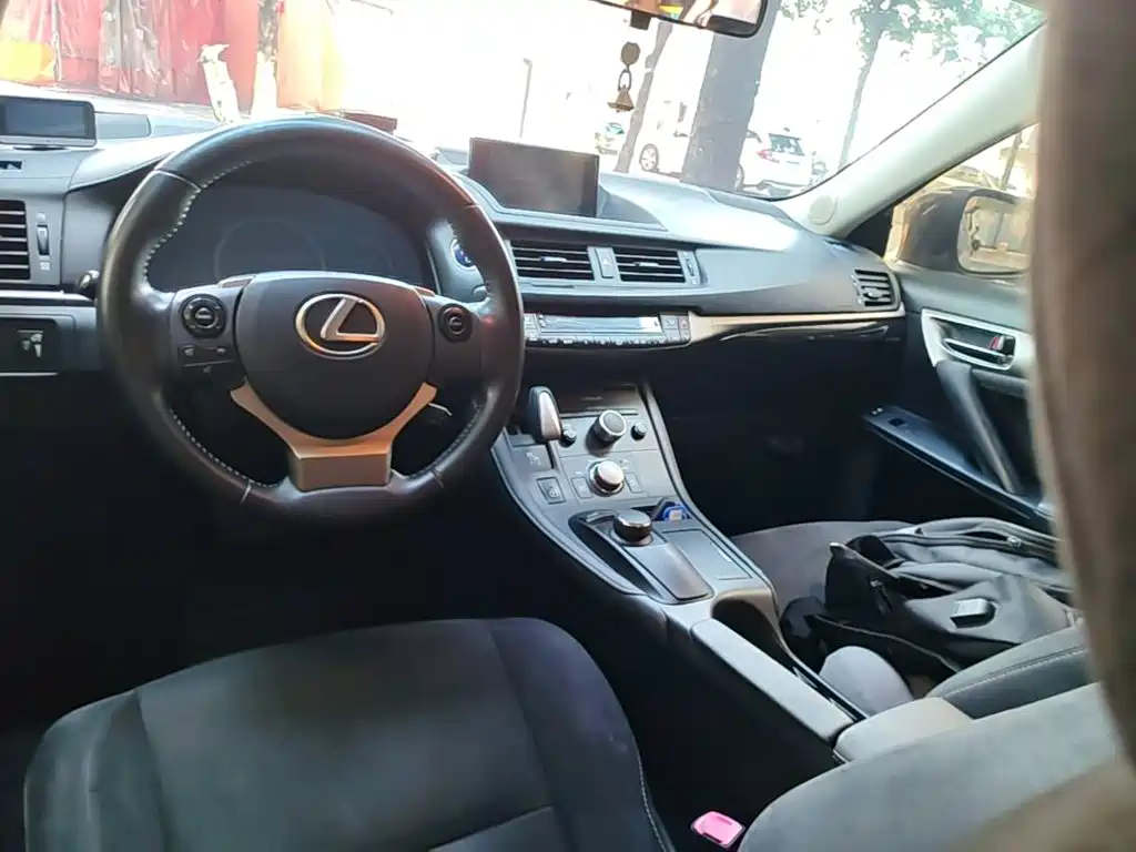 Lexus CT 2015 — фото 10