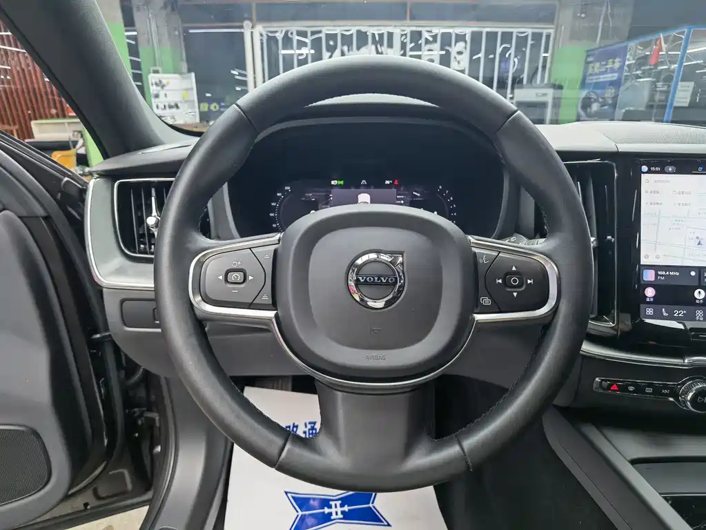 Volvo XC60 2022 — фото 10