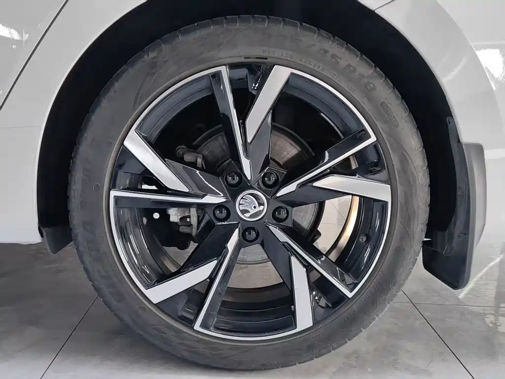 Skoda Octavia 2023 — фото 19