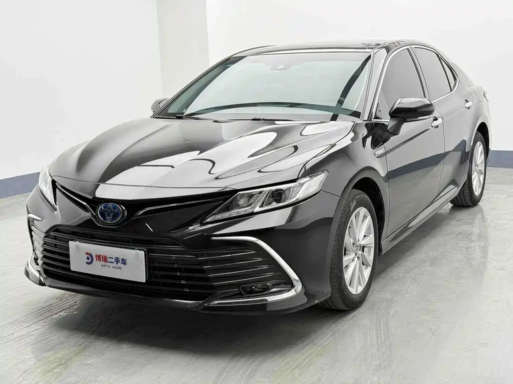 Toyota Camry 2023 — фото 1