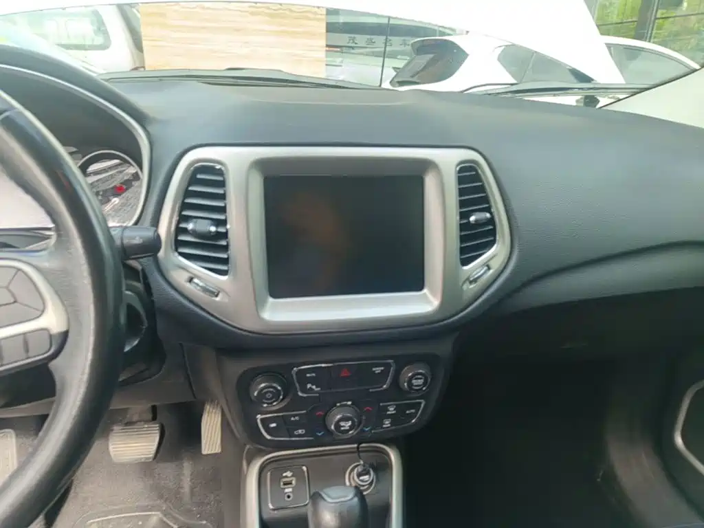 Jeep Compass 2018 — фото 13