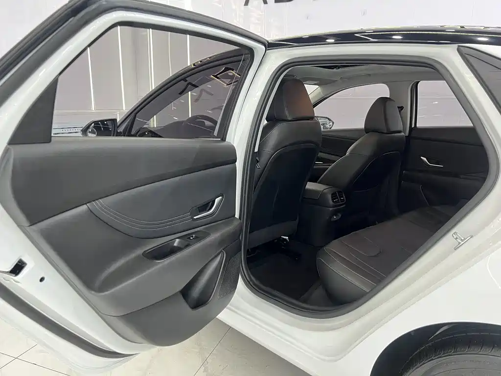 Hyundai Elantra 2023 — фото 11