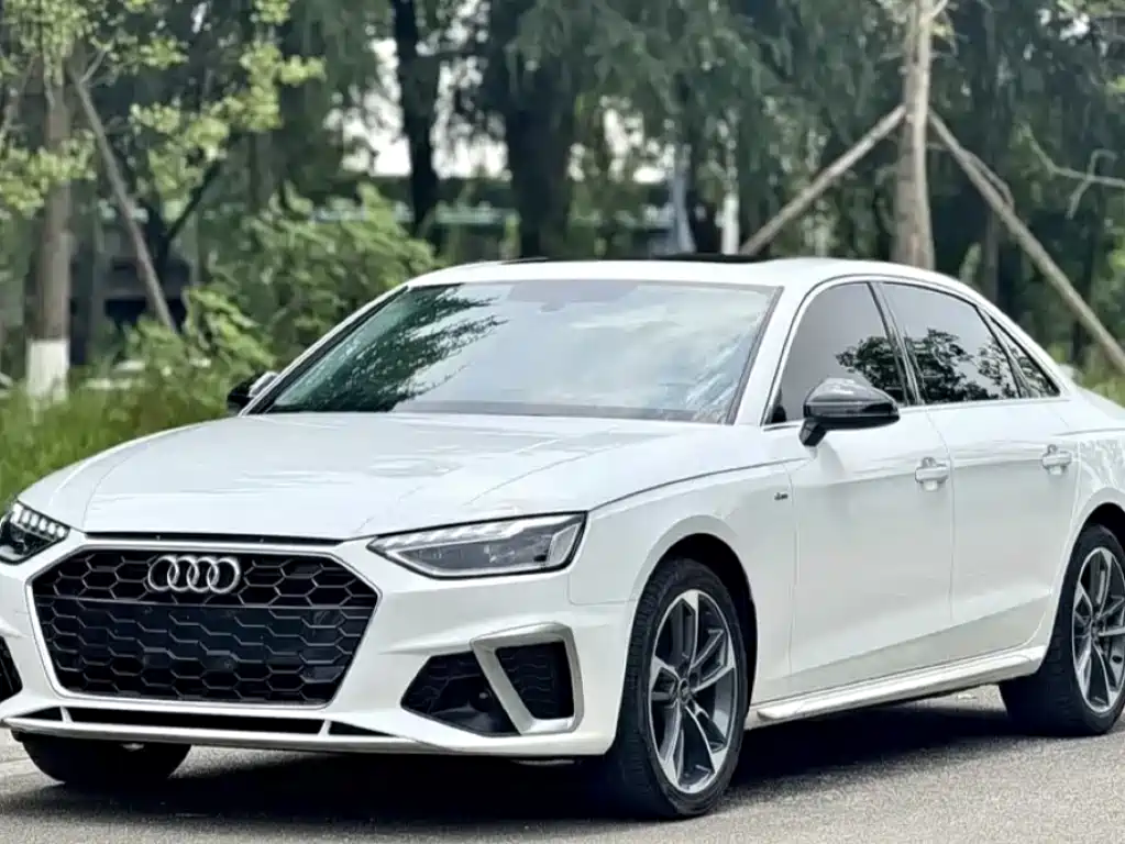 Audi A4L 2022 — фото 1