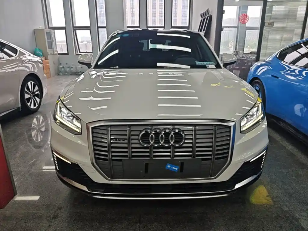 Audi Q2L e-tron 2020 — фото 3
