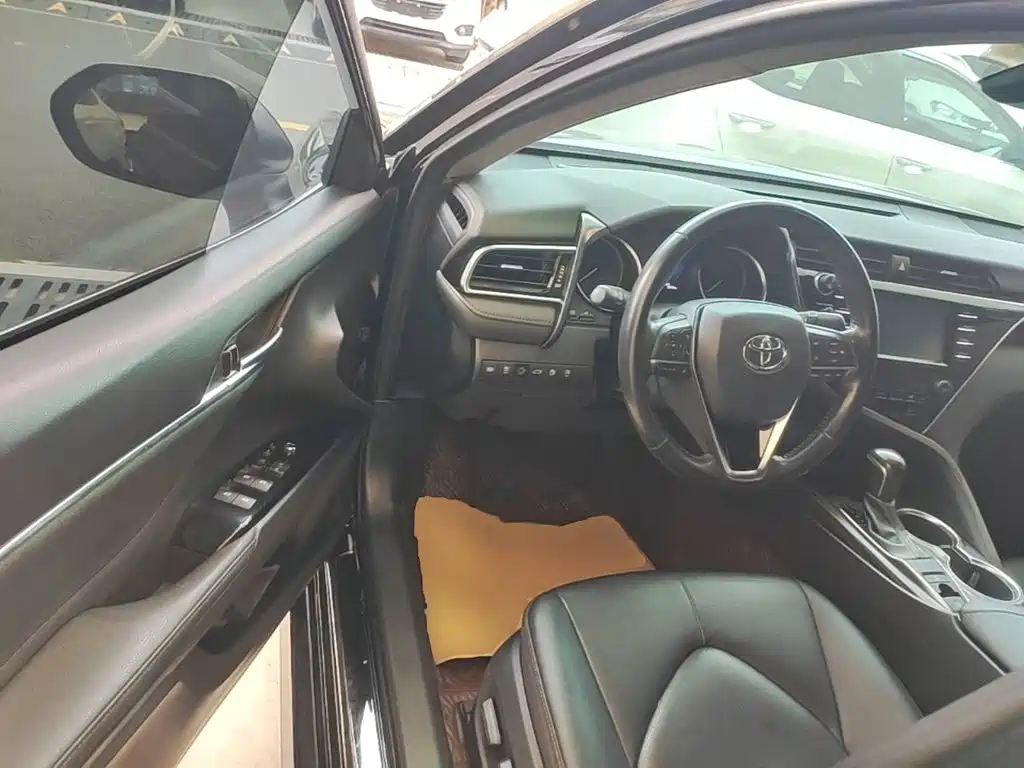 Toyota Camry 2019 — фото 16