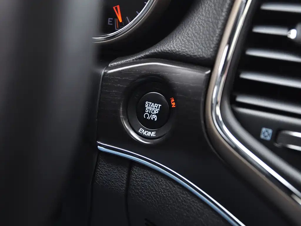 Jeep Grand Cherokee 2014 — фото 11
