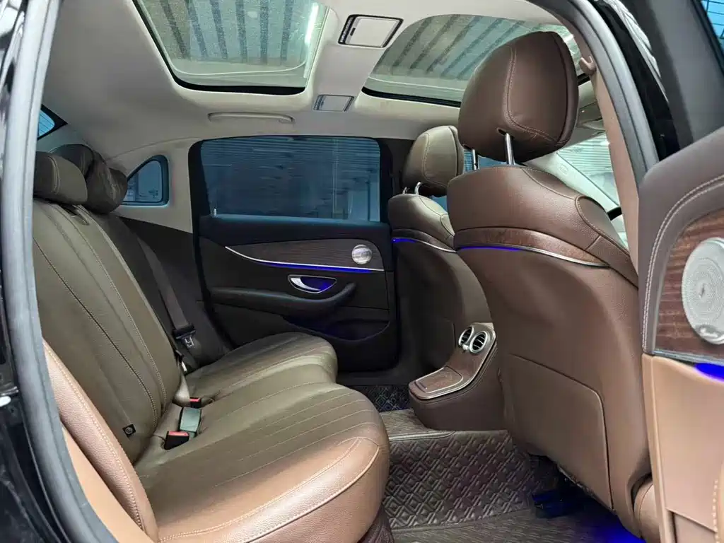 Mercedes-Benz E-Class 2023 — фото 18