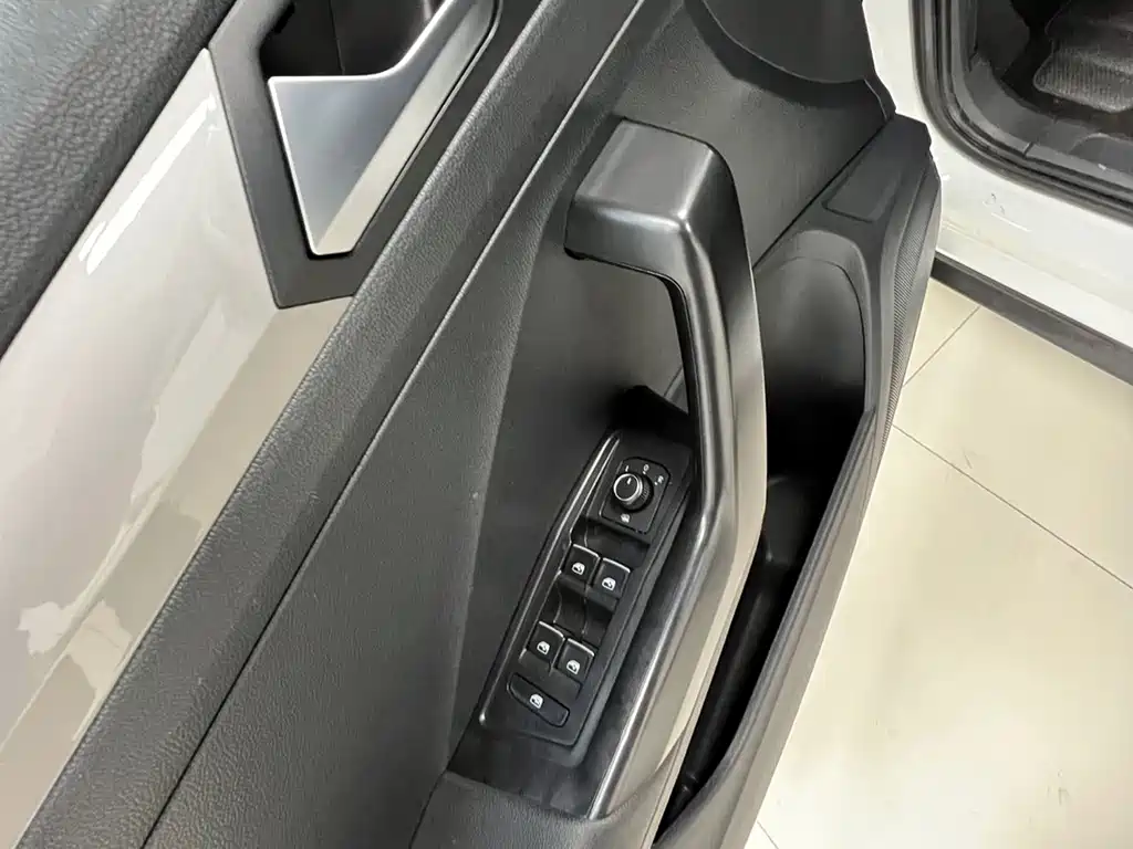Volkswagen T-Roc 2023 — фото 13