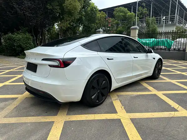 Tesla Model 3 2024
