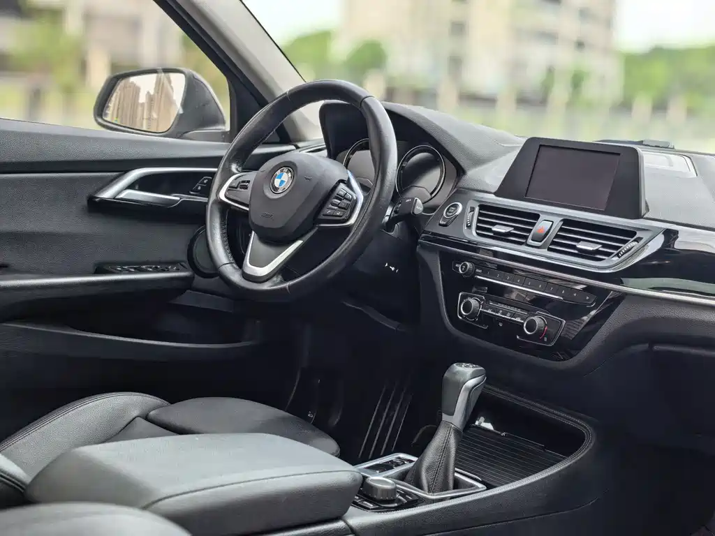 BMW 1 Series 2019 — фото 10