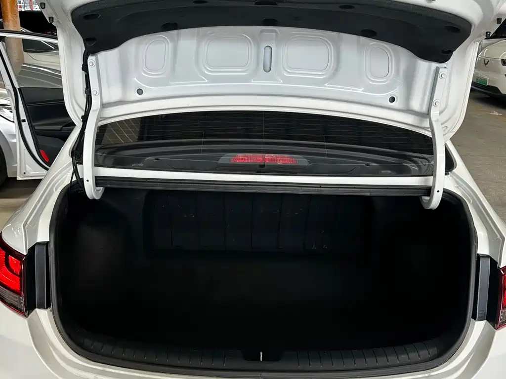 Hyundai Elantra 2019 — фото 21