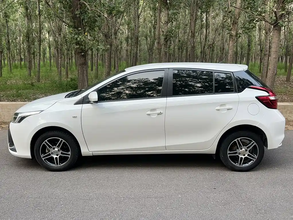 Toyota Yaris L 2016 — фото 10