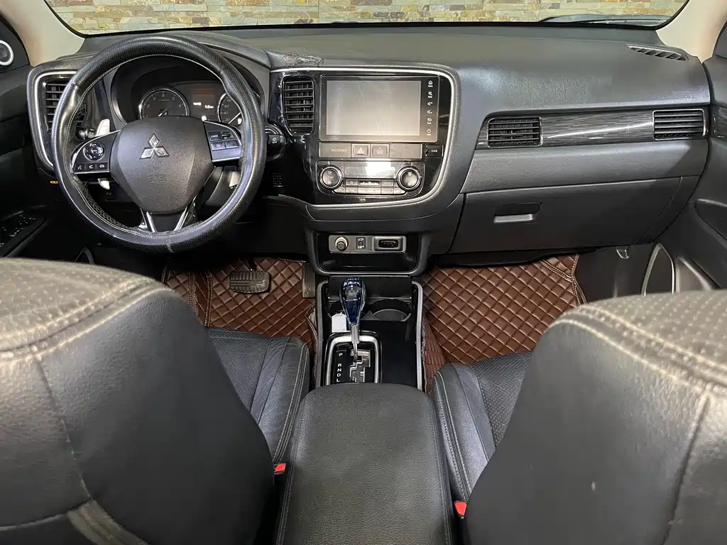 Mitsubishi Outlander 2017 — фото 10