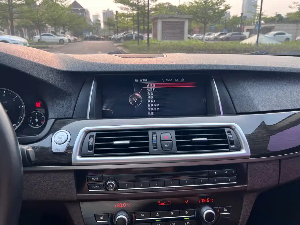 BMW 5 Series 2017 — фото 19