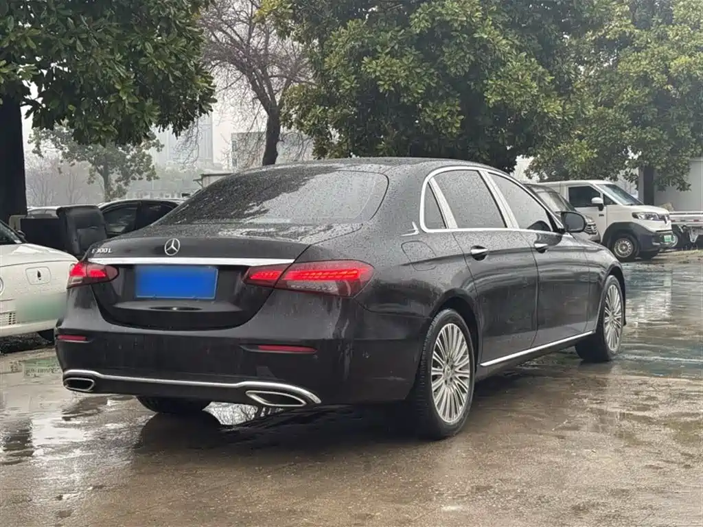 Mercedes-Benz E-Class 2023 — фото 11