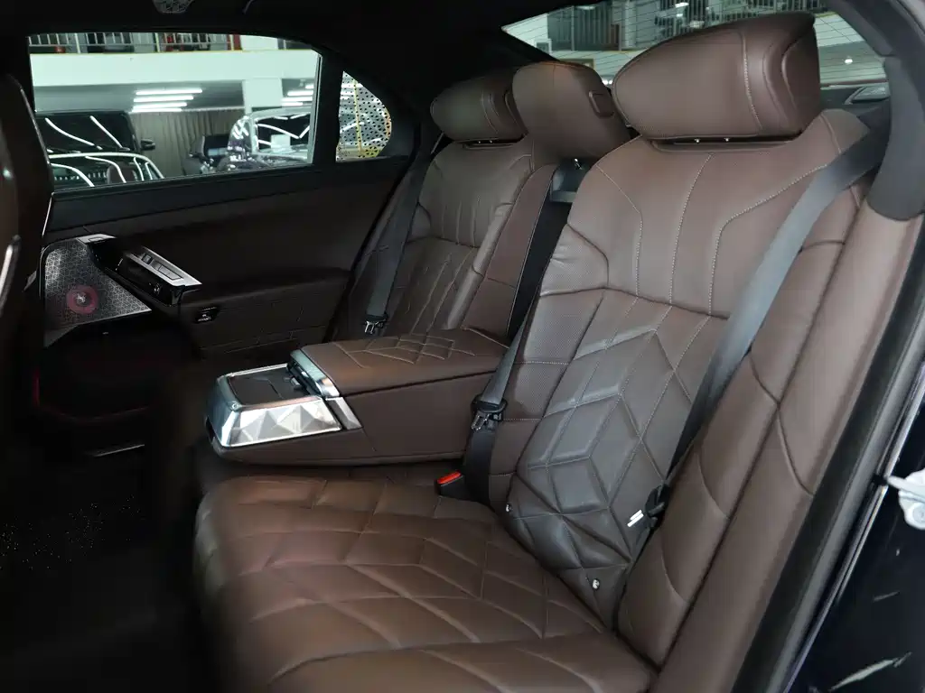 BMW i7 2025