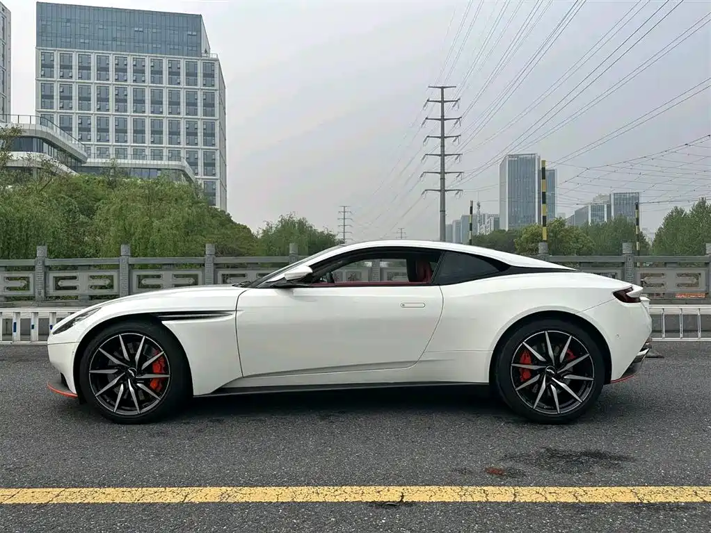 Aston Martin DB11 2019 — фото 2