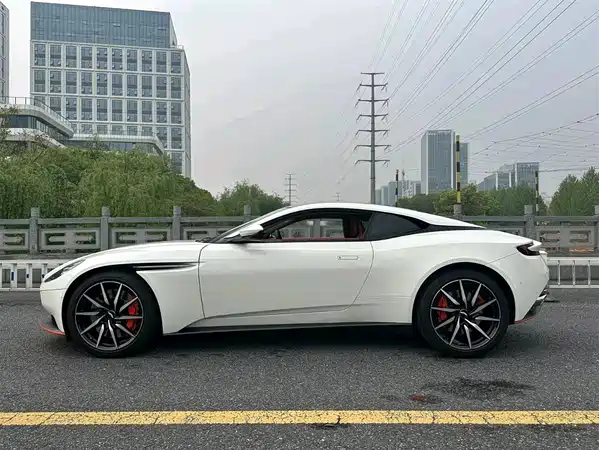Aston Martin DB11 2020