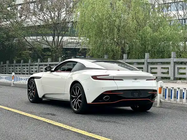 Aston Martin DB11 2020