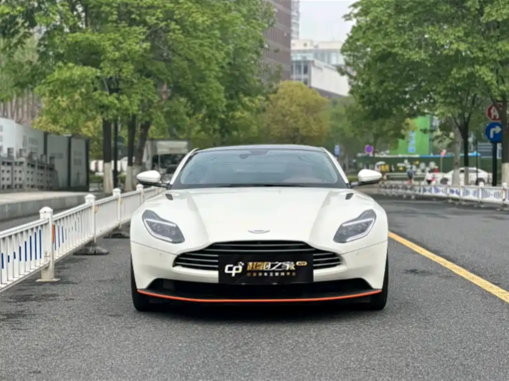 Aston Martin DB11 2019 — фото 1